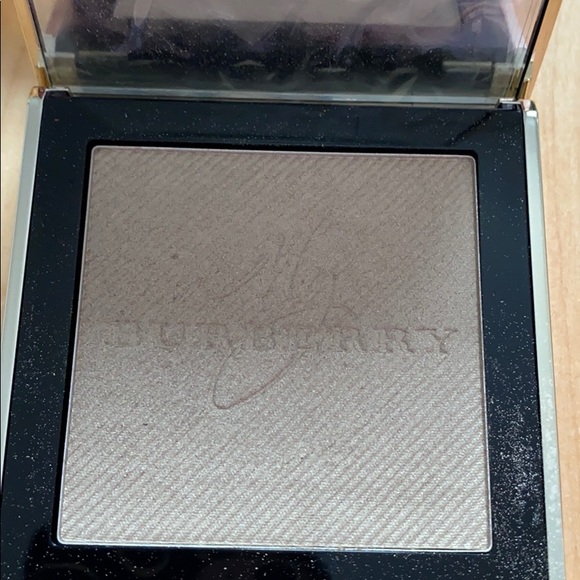 Burberry gold glow fragranced luminising powder - Picture 3 of 4